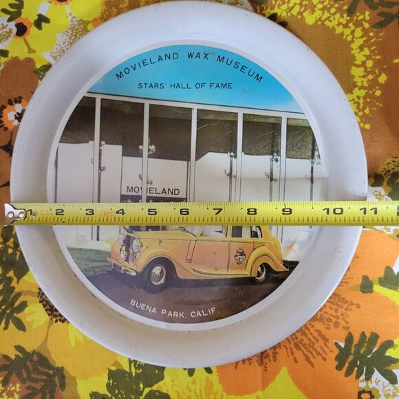 Vintage 70s Movieland Wax Museum Circle Metal Tray, 11" - Picture 5 of 5